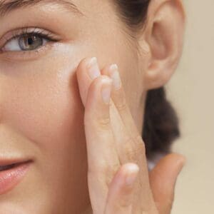 Жена с красива и гладка кожа на лицето